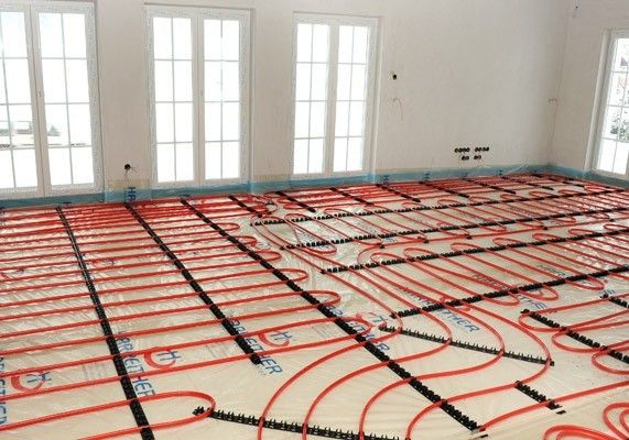 Fußbodenheizungssystem fertig installiert vor Estrich-Verlegung.