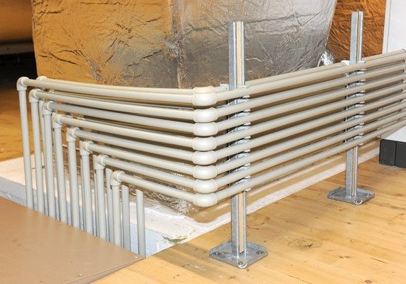 Installierte Rohrleitungen ordentlich an einer Wand entlang verlegt.